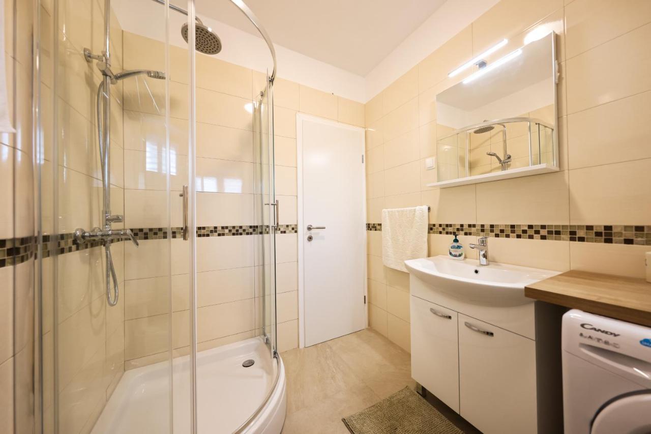 Apartment Puntamika Villa De Rosa - Ground Floor Zadar Dış mekan fotoğraf