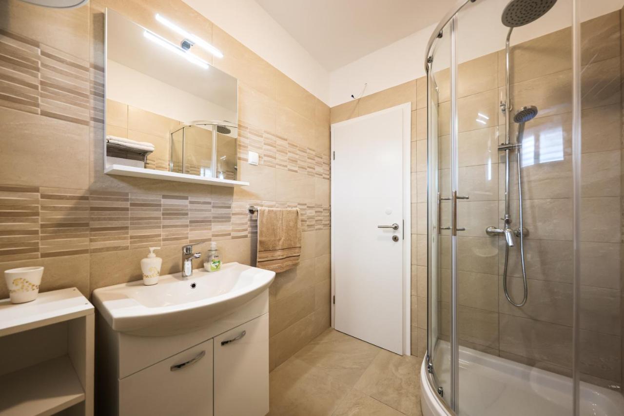 Apartment Puntamika Villa De Rosa - Ground Floor Zadar Dış mekan fotoğraf